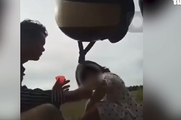 Sự thật clip người cha ép con gái 3 tuổi uống nước lạ, nghi thuốc trừ sâu