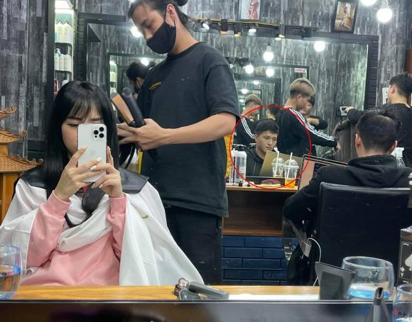Huỳnh Anh 'nghiện' bạn gái đến mức mang cơm ra tiệm làm tóc ngồi chờ để đón về