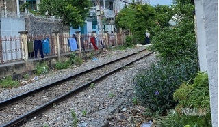 Băng qua đường ray, người phụ nữ bị tàu lửa tông tử vong