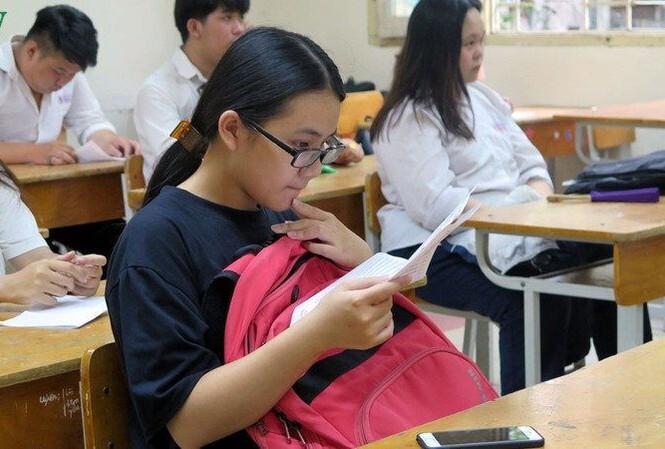 Nghi lộ đề Văn, gần 3.000 học sinh Hà Nội dừng kiểm tra học kì