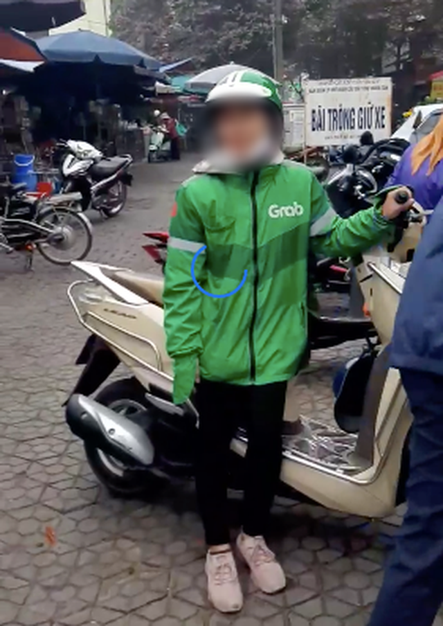 Nữ tài xế GrabBike ôm mặt khóc nức nở sau khi bị lừa mất điện thoại