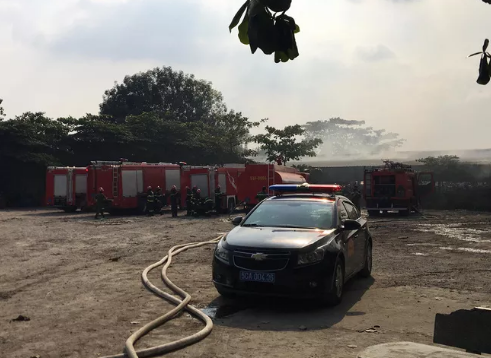 TP.HCM: Cháy xưởng gỗ rộng hàng trăm m2, công nhân hốt hoảng tháo chạy