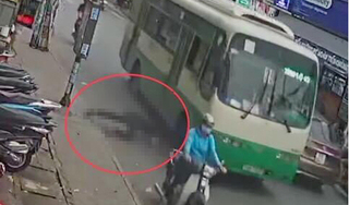Thanh niên bất ngờ lao đầu vào xe buýt tử vong, tài xế bật khóc khi xuống xe