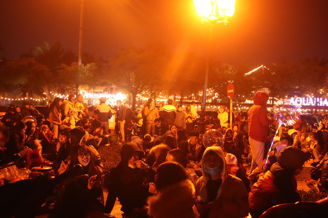 Người dân Hà Nội 'chen nhau từng góc chiếu' giá 200.000 đồng chào năm mới 2020