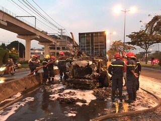 Xe container cháy rụi trên xa lộ Hà Nội
