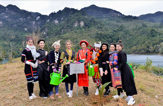 Bất chấp thời tiết lạnh 7 độ C, top 10 Miss Tourism Việt Nam lên núi trồng cây