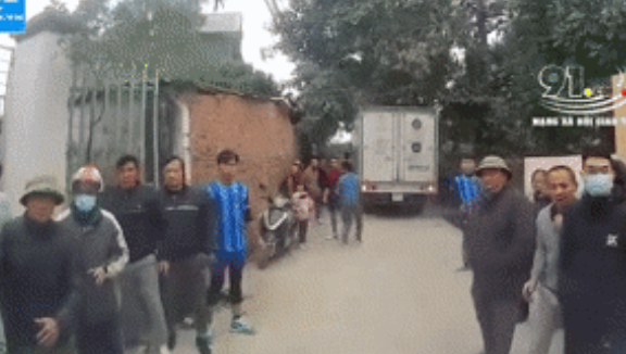 Thanh niên làng đuổi đánh tài xế xe tải vì chuyện đỗ xe