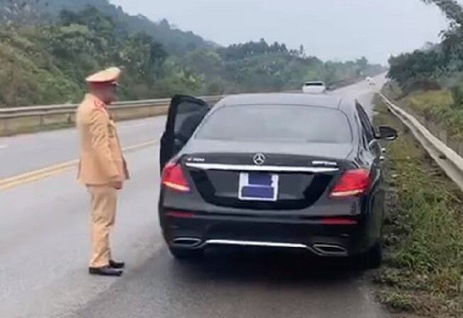 Tài xế Mercedes dán kín biển số để né CSGT