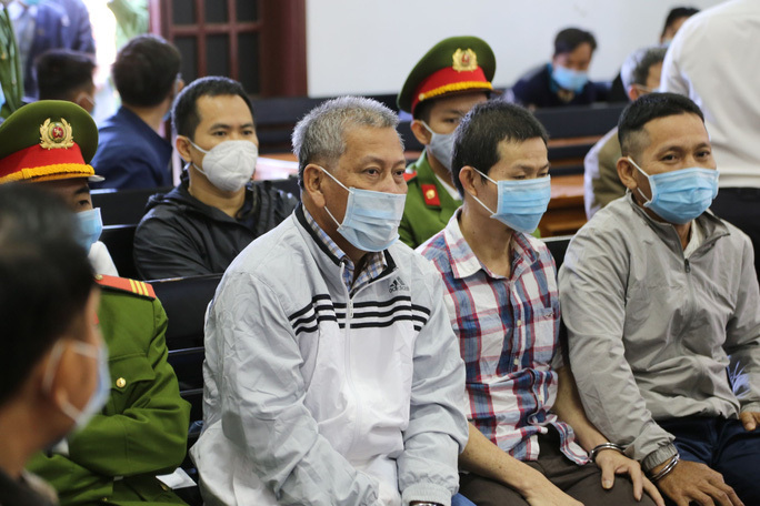 Nửa tháng xét xử 'đại gia' Trịnh Sướng và 38 bị cáo sản xuất xăng giả