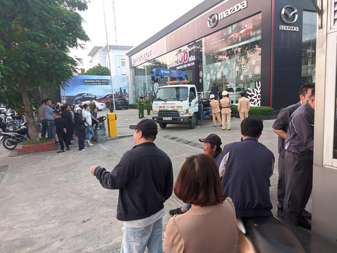 Vụ nữ tài xế lao xe vào showroom ô tô ở Phú Thọ: Vợ nạn nhân tử vong mời luật sư