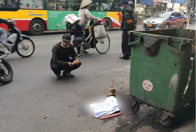 Thai nhi còn nguyên dây rốn bị vứt bỏ cạnh thùng rác, ô tô đi đường đè trúng thương tâm