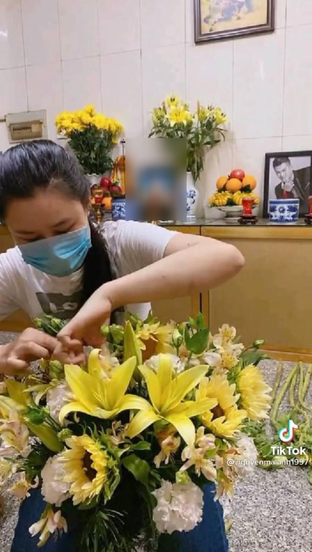 Vợ cố ca sĩ Vân Quang Long lặng lẽ đến cắm hoa viếng chồng hậu ồn ào