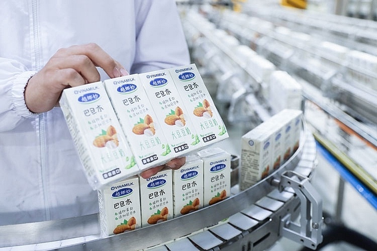 Vinamilk xông đất 2021 với lô hàng lớn gồm sữa hạt và sữa đặc xuất khẩu đi Trung Quốc