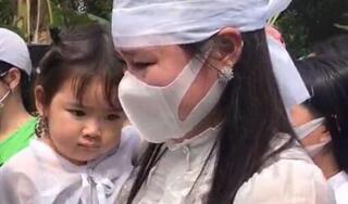 Linh Lan ôm con gái bật khóc trong lễ an táng ca sĩ Vân Quang Long tại Đồng Tháp