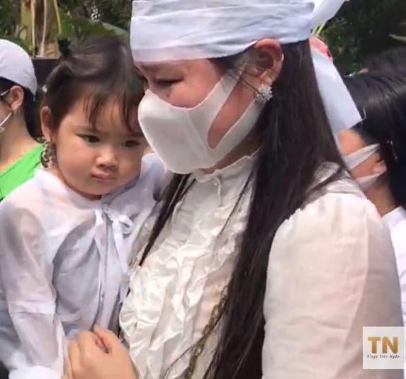 Linh Lan ôm con gái bật khóc trong lễ an táng ca sĩ Vân Quang Long tại Đồng Tháp