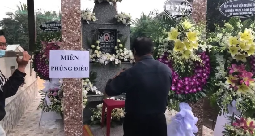Linh Lan ôm con gái bật khóc trong lễ an táng ca sĩ Vân Quang Long tại Đồng Tháp