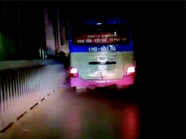 Phạt nguội xe khách đi vào đường cấm trên cầu Thăng Long nhờ Facebook