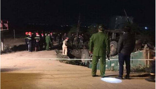 Hà Nội: Ô tô tải lao xuống mương nước, tài xế tử vong trong cabin