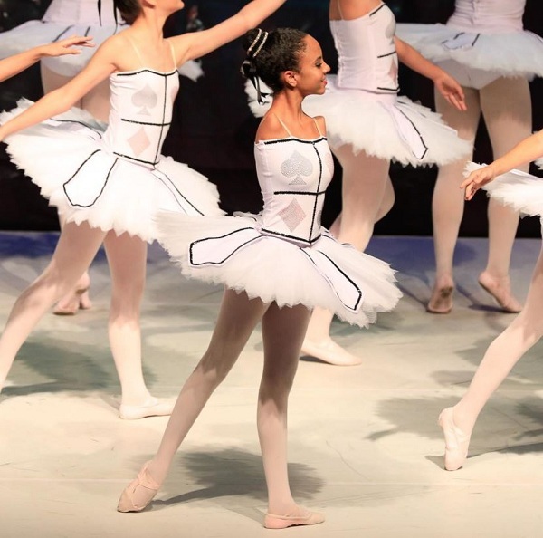 Bé gái 16 tuổi không tay trở thành vũ công ba lê, chứng mình mọi điều đều có thể