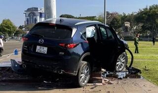 Gia Lai: Sau va chạm giao thông, ô tô lao kinh hoàng vào cột cờ quảng trường