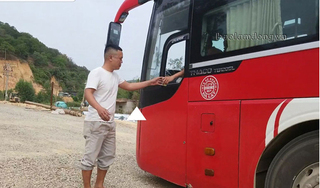 4 người lập chốt thu tiền xe qua cầu đang thi công, 2 người trong công trường