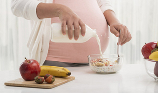 Những món ăn bà bầu cần hạn chế ăn trong dịp Tết để an toàn cho mẹ và bé