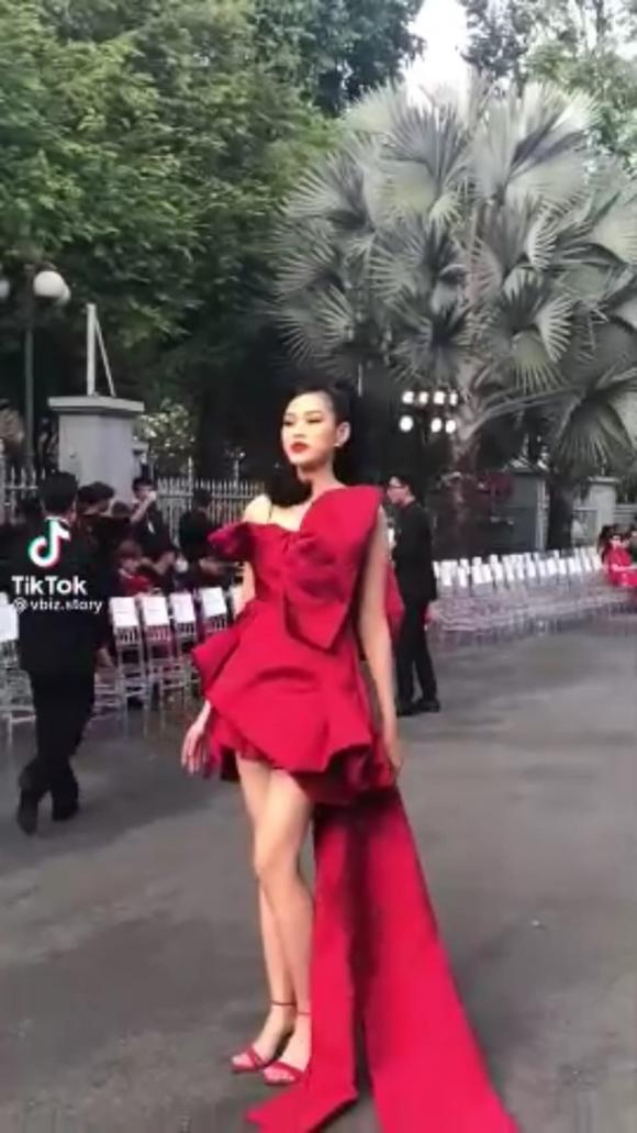 Trong clip chưa qua chỉnh sửa, liệu đôi chân của Hoa hậu Đỗ Thị Hà có còn giữ vững được phong độ?