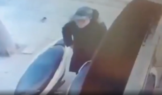 Nữ 'đạo chích' cạy cốp xe máy trộm ví nhanh như chớp trên phố Hà Nội