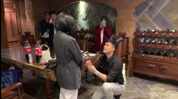Diễn viên Huỳnh Anh bất ngờ cầu hôn bạn gái hơn 6 tuổi
