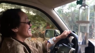 Nghệ sĩ Giang Còi khiến dân tình hốt hoảng khi vừa lái xe vừa truyền nước
