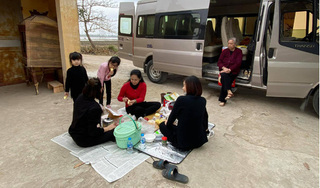 Sự thật phía sau hình ảnh gia đình NSND Lan Hương trải báo ăn cơm bên nghĩa trang