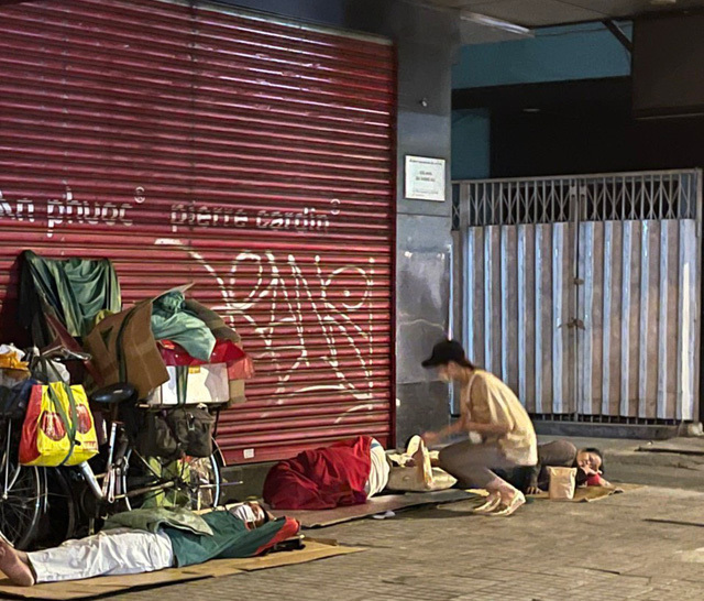 Tiểu Vy, Lương Thùy Linh thức xuyên đêm trao quà cho người vô gia cư