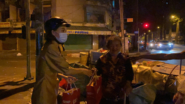 Tiểu Vy, Lương Thùy Linh thức xuyên đêm trao quà cho người vô gia cư