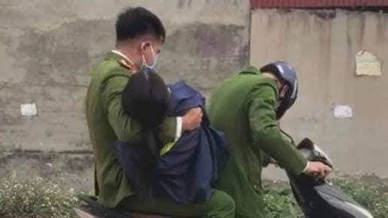 Điểm lại những hình ảnh 'chiến sĩ áo trắng chống Covid-19' khiến triệu trái tim đất Việt thổn thức