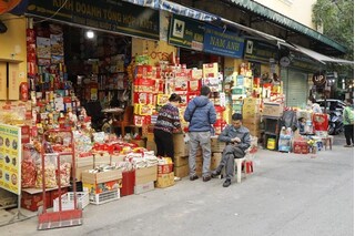 Thị trường hàng hóa Tết: Kênh truyền thống ế ẩm, online sôi động
