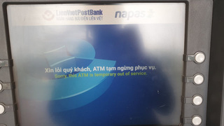 Ngân hàng đón đầu, nhiều khách hàng vẫn 'khóc ròng' vì ATM 'tắc đường'