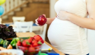 6 thực phẩm mẹ bầu nên hạn chế ăn ngày Tết