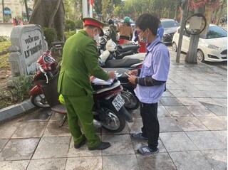 Công an quận Hoàn Kiếm xử phạt nhiều bãi trông xe 'chặt chém'