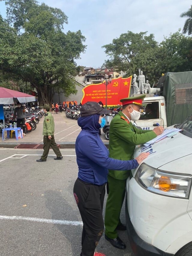 Công an quận Hoàn Kiếm xử phạt nhiều bãi trông xe 'chặt chém'