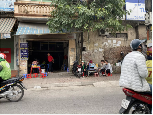Phớt lờ chỉ đạo phòng chống dịch Covid-19, nhiều quán trà đá, quán ăn vỉa hè ở Hà Nội vẫn ngang nhiên mở cửa