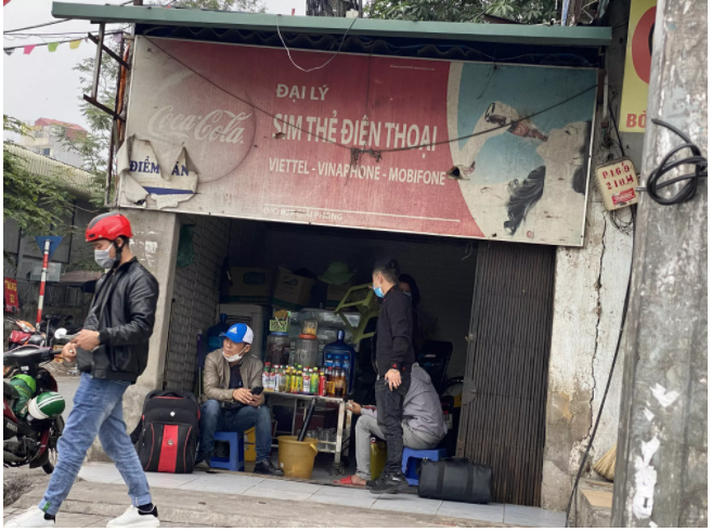 Phớt lờ chỉ đạo phòng chống dịch Covid-19, nhiều quán trà đá, quán ăn vỉa hè ở Hà Nội vẫn ngang nhiên mở cửa