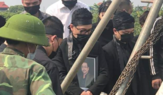 Hình ảnh cuối cùng trước khi chôn cất thi hài NSND Hoàng Dũng ở quê nhà: Con trai ôm chặt di ảnh, tiễn cha về với đất mẹ