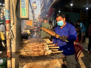 Dân TP HCM đổ xô mua cá lóc nướng ngày vía thần tài