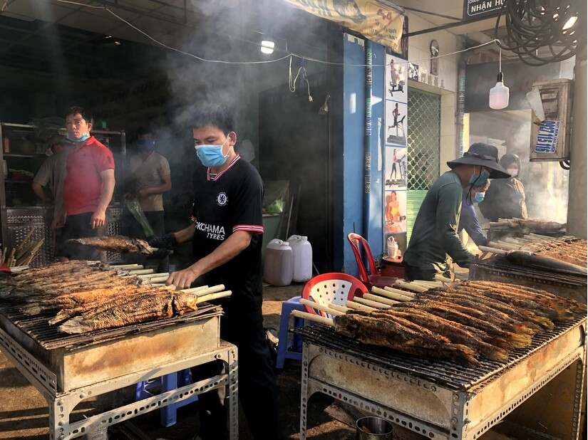 Dân TP HCM đổ xô mua cá lóc nướng ngày vía thần tài