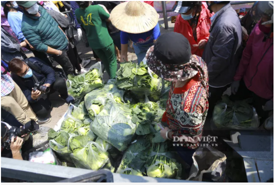 Người Hà Nội đội nắng hàng giờ đồng hồ chờ mua nông sản Hải Dương