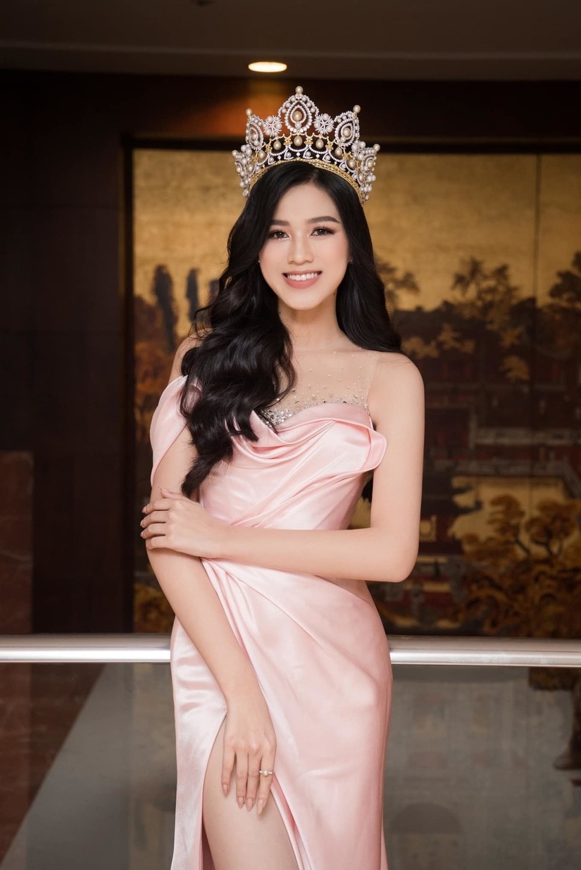 Hoa hậu Đỗ Thị Hà phủ nhận 'chảnh' khi từ chối đồng nghiệp nam ôm eo chụp ảnh
