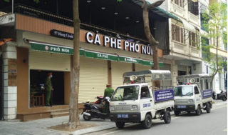 Bất chấp 'lệnh' tạm dừng hoạt động, 2 quán cà phê phố Cổ Hà Nội tìm cách che mắt lực lượng chức năng để đón khách
