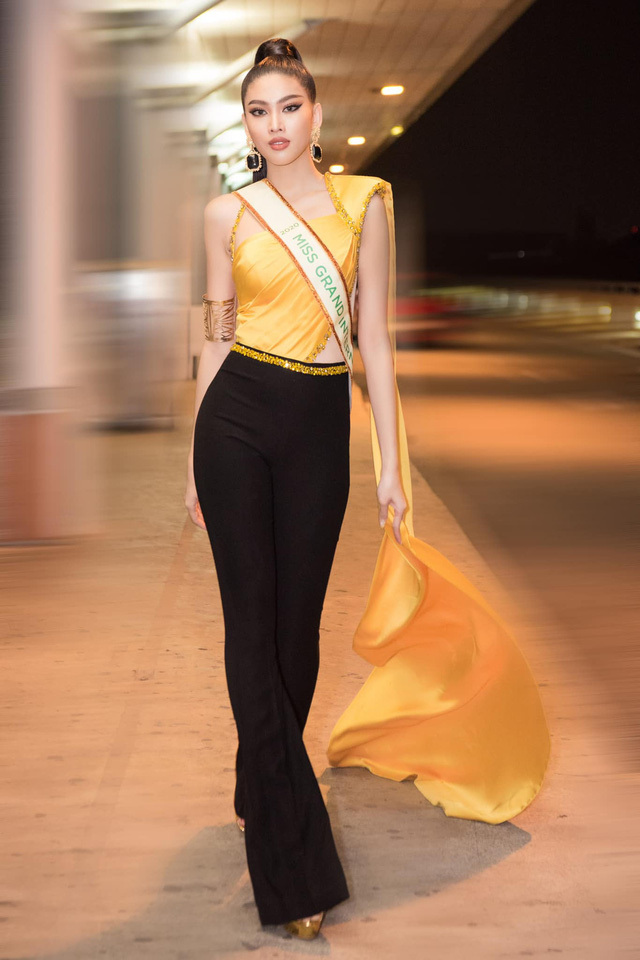 Ngọc Thảo mặc đồ bảo hộ, đeo sash Việt Nam lên đường chinh phục Miss Grand International 2020