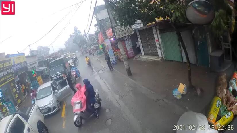Người đàn ông hung hãn cầm gậy đập vỡ kính xe con, đạp tài xế đe dọa 