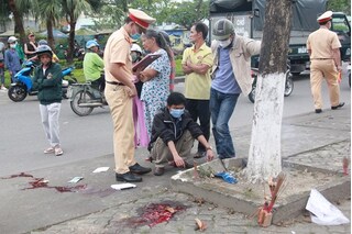 Quảng Nam: Tự tông vỉa hè, người chết người chấn thương sọ não